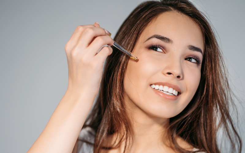 girl applying Salicylic Acid on face