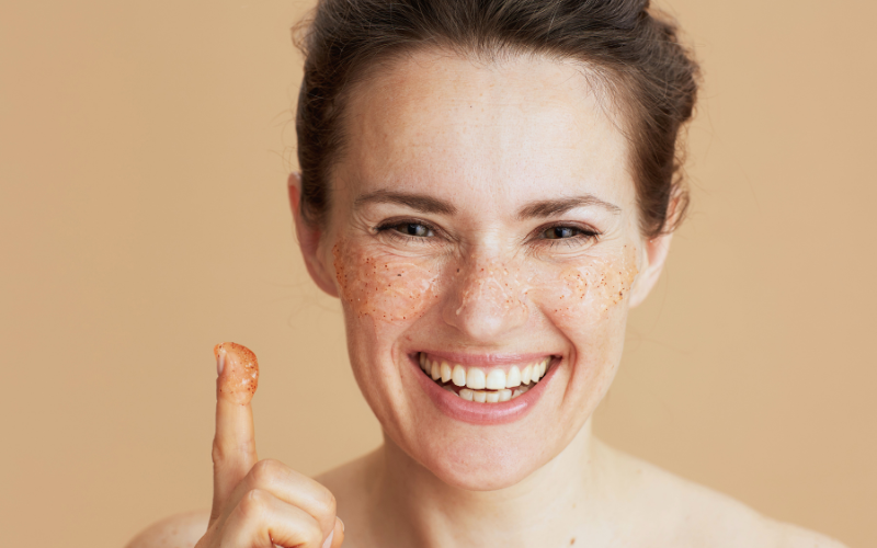 girl applying Sugar Scrub on face