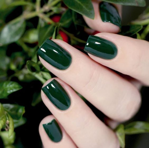 Emerald Green: A Bold and Refreshing Fall Nail Choice for Darker Skin