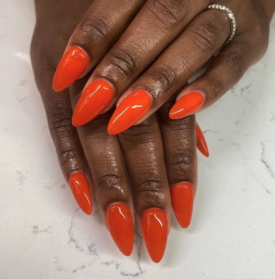 Fall in Love with this Warm Caramel Nail Design